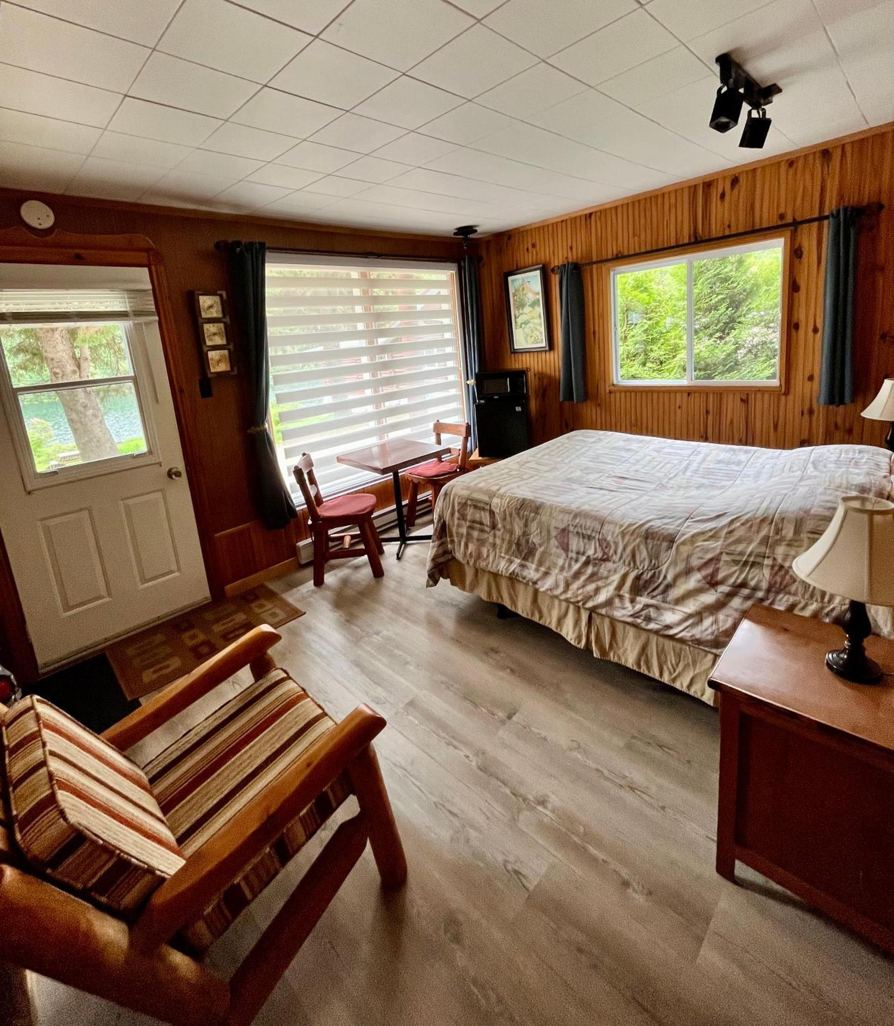 Saint-Michel Kan-A-Mouche Pourvoirie Auberge Et Chalets מראה חיצוני תמונה