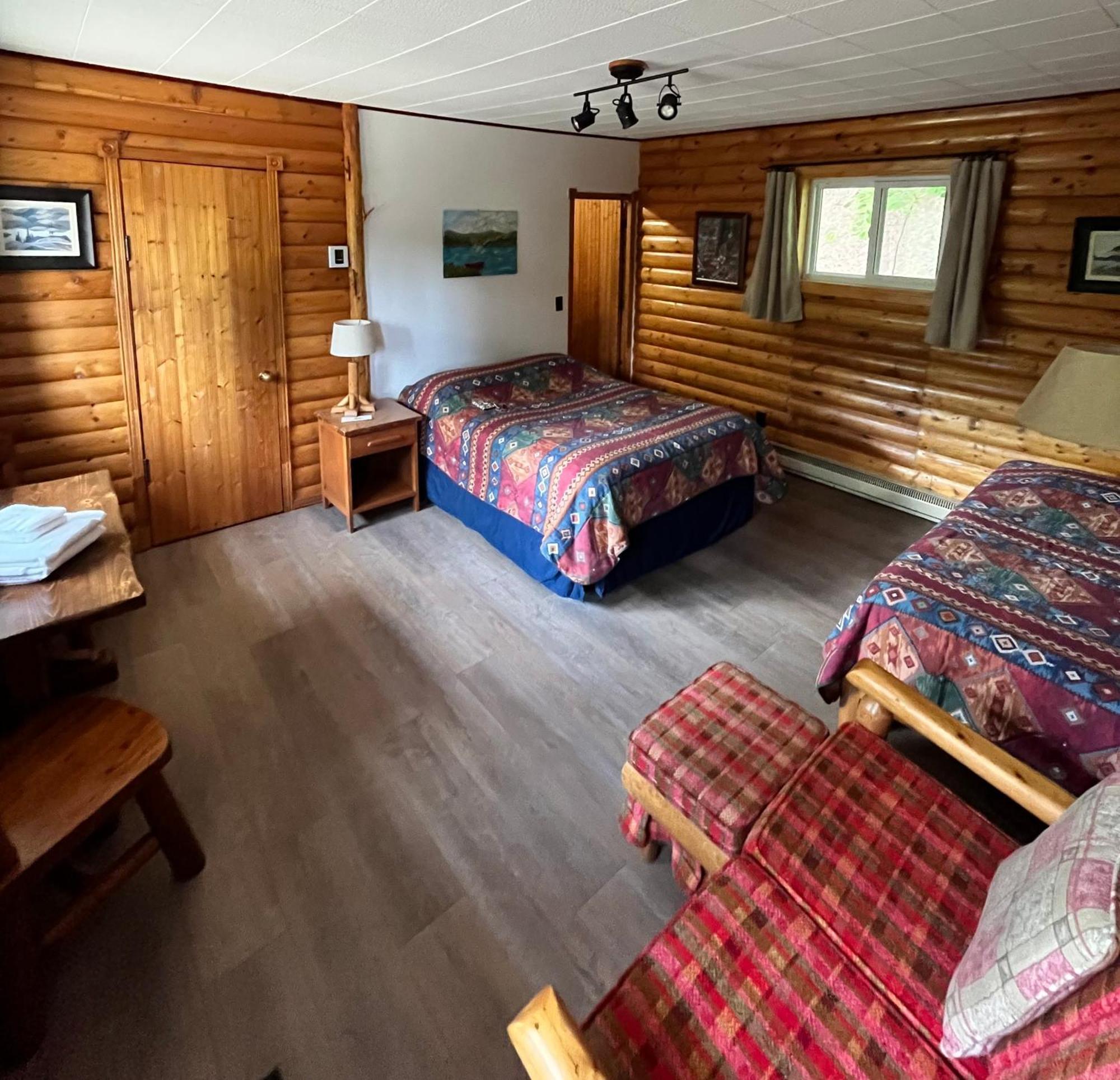 Saint-Michel Kan-A-Mouche Pourvoirie Auberge Et Chalets מראה חיצוני תמונה