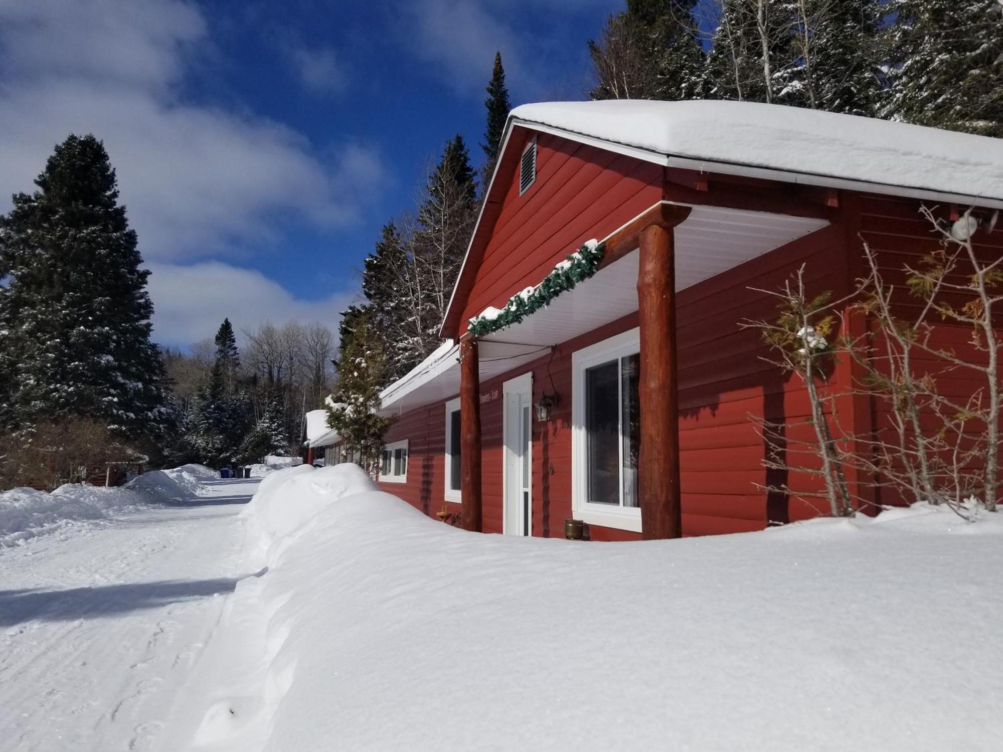 Saint-Michel Kan-A-Mouche Pourvoirie Auberge Et Chalets מראה חיצוני תמונה