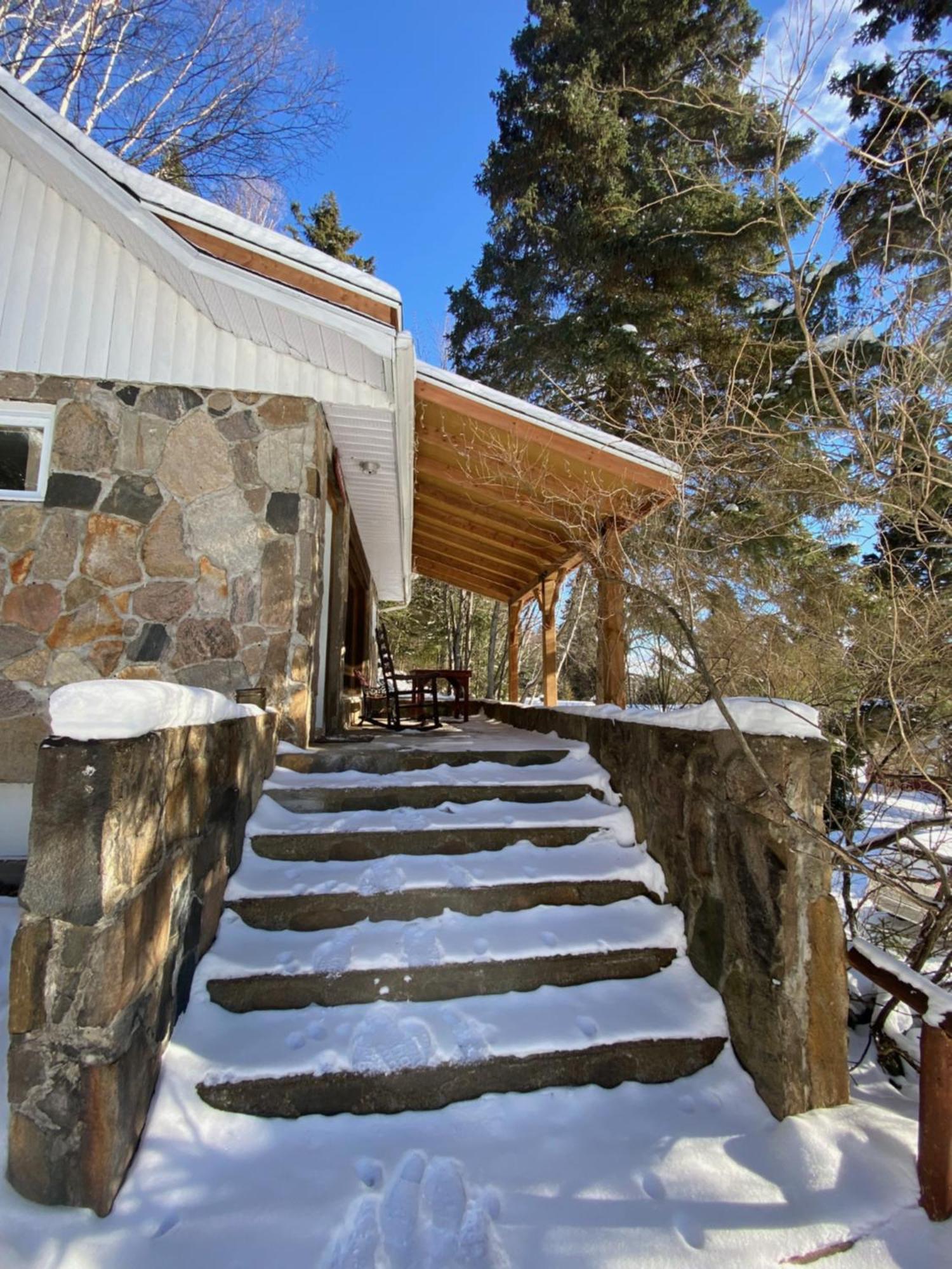 Saint-Michel Kan-A-Mouche Pourvoirie Auberge Et Chalets מראה חיצוני תמונה