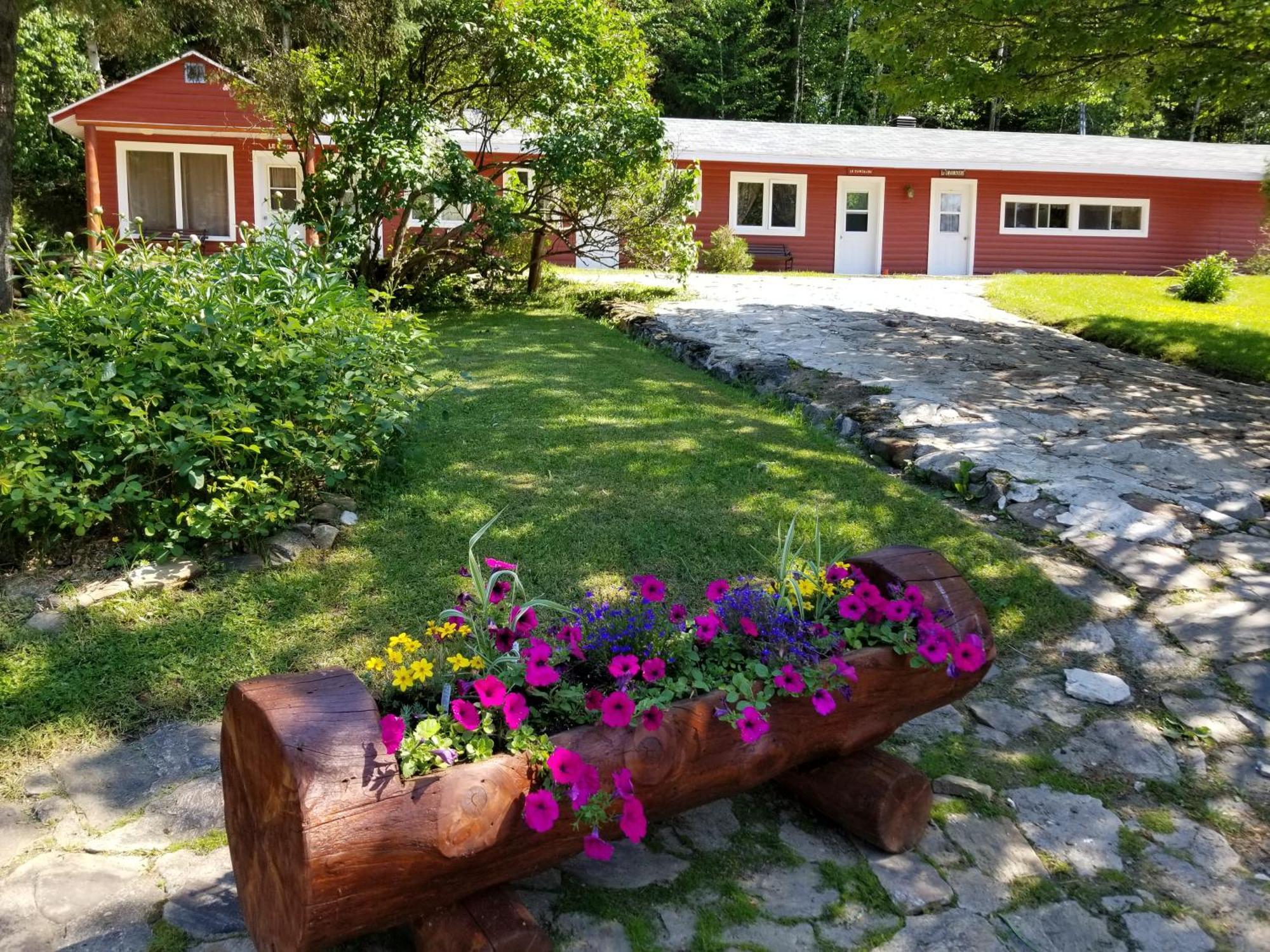 Saint-Michel Kan-A-Mouche Pourvoirie Auberge Et Chalets מראה חיצוני תמונה