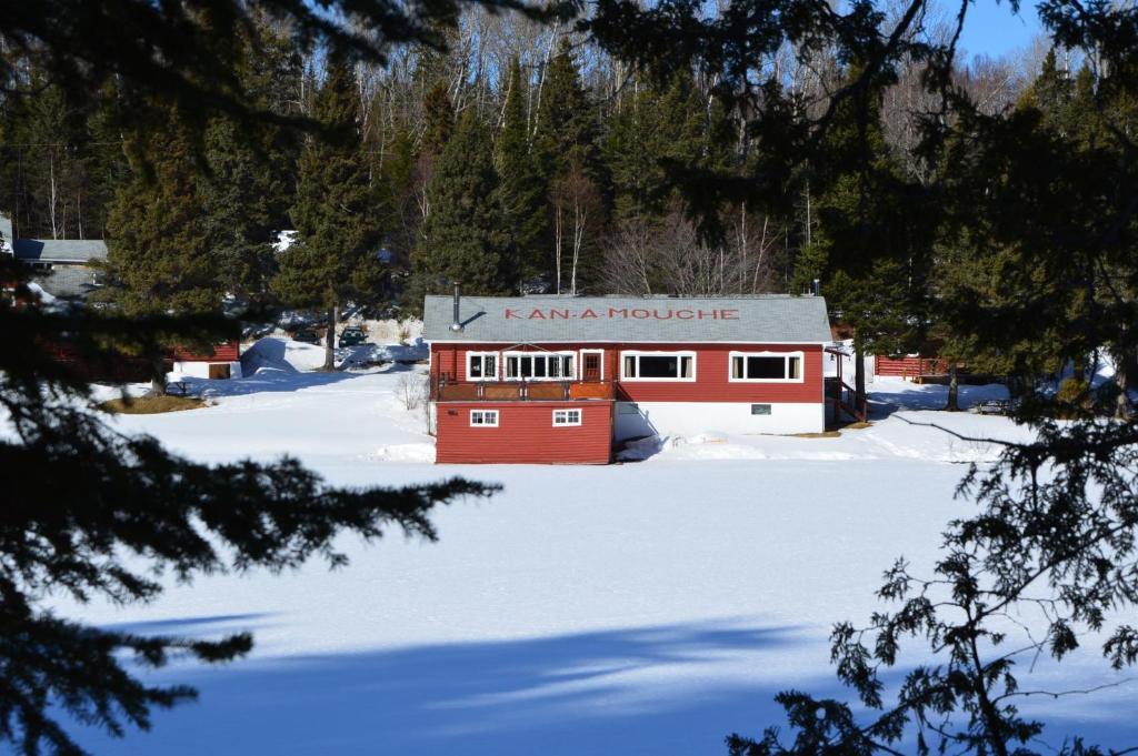 Saint-Michel Kan-A-Mouche Pourvoirie Auberge Et Chalets מראה חיצוני תמונה