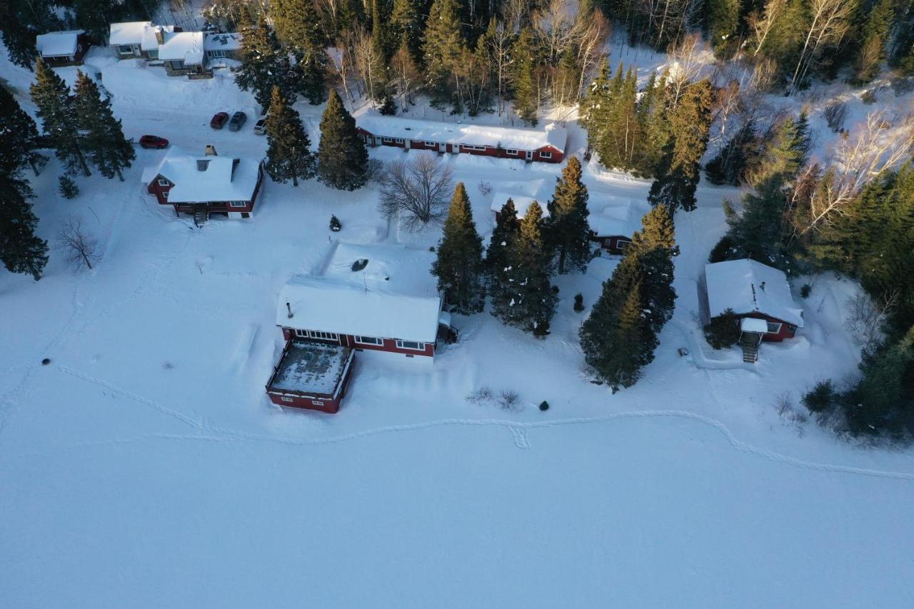 Saint-Michel Kan-A-Mouche Pourvoirie Auberge Et Chalets מראה חיצוני תמונה