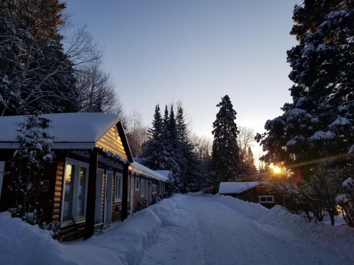 Saint-Michel Kan-A-Mouche Pourvoirie Auberge Et Chalets מראה חיצוני תמונה